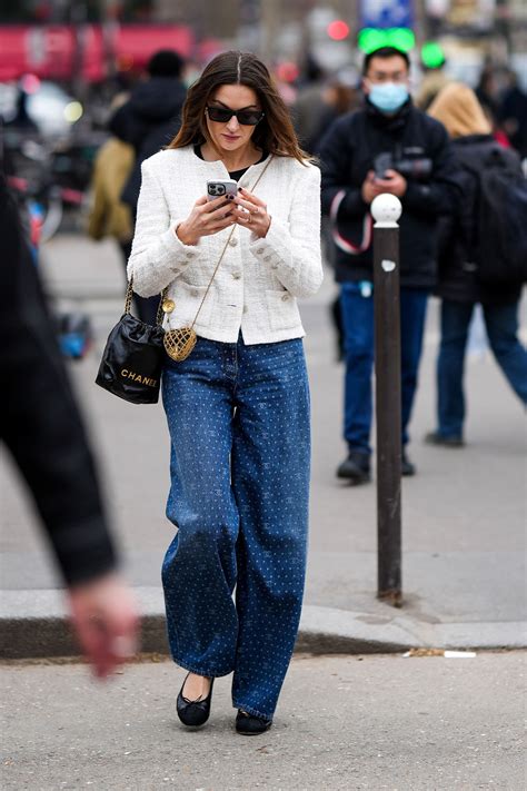 Jeans Chanel 2023: modelli con pattern mini logo sono 